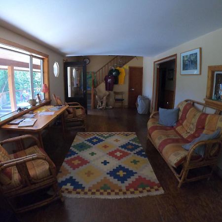 Up The Creek Backpacker'S Lodge Roberts Creek Esterno foto